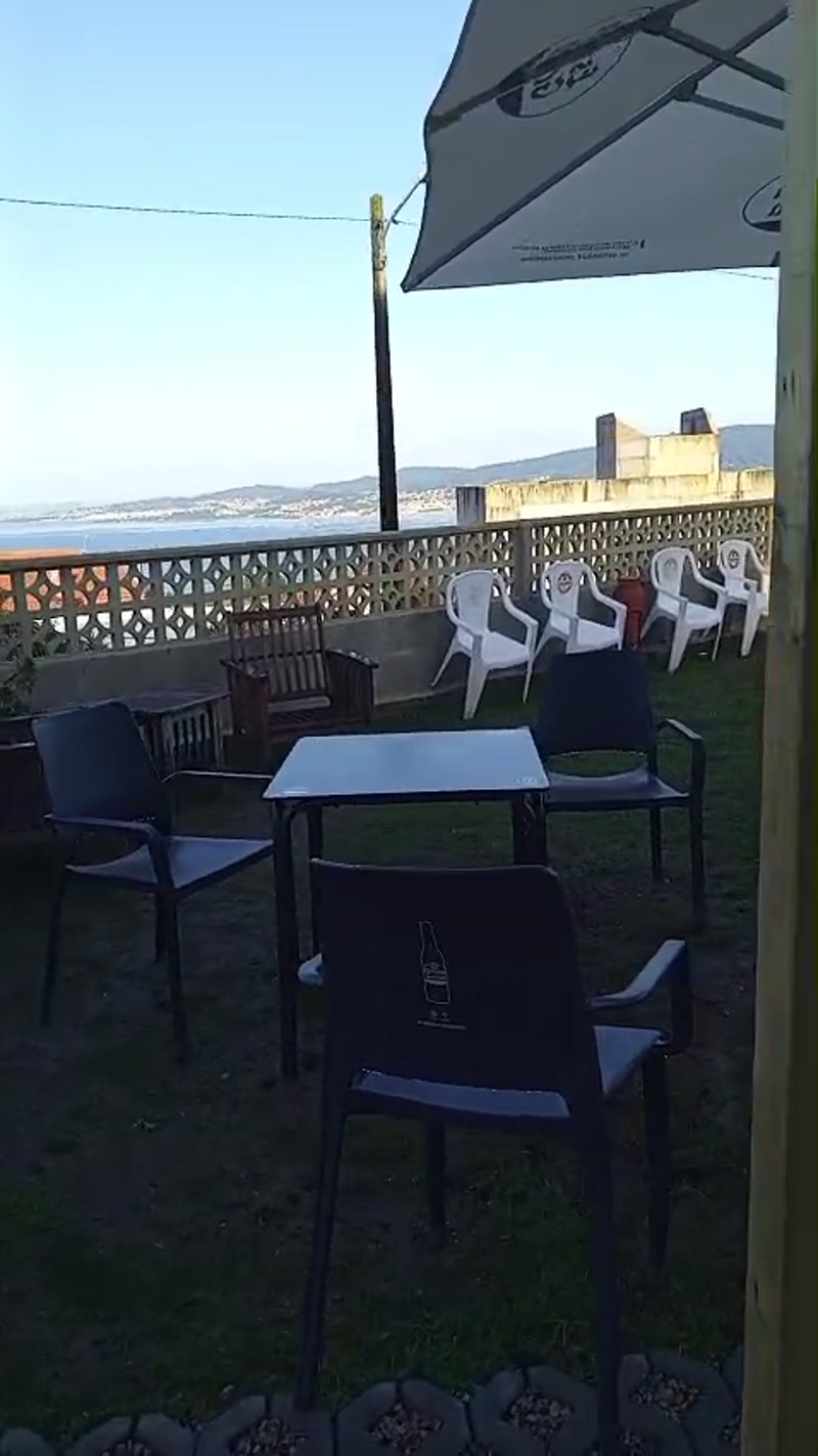 Terrasse des Pilger Kiosks mit Blick über die Umgebung bei Redondela