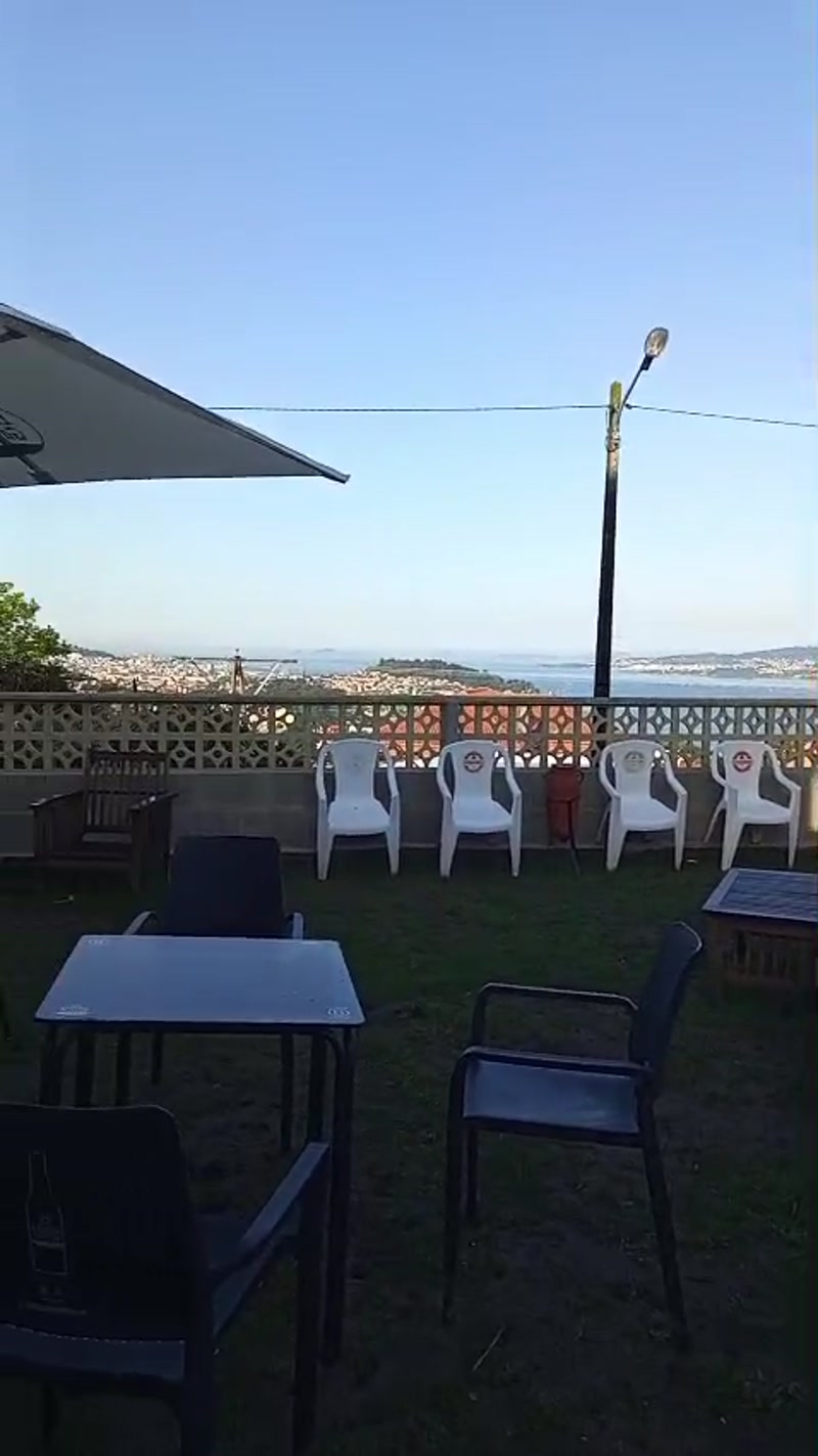 Sitzplätze auf der Terrasse mit Aussicht am Pilger Kiosk von Geli